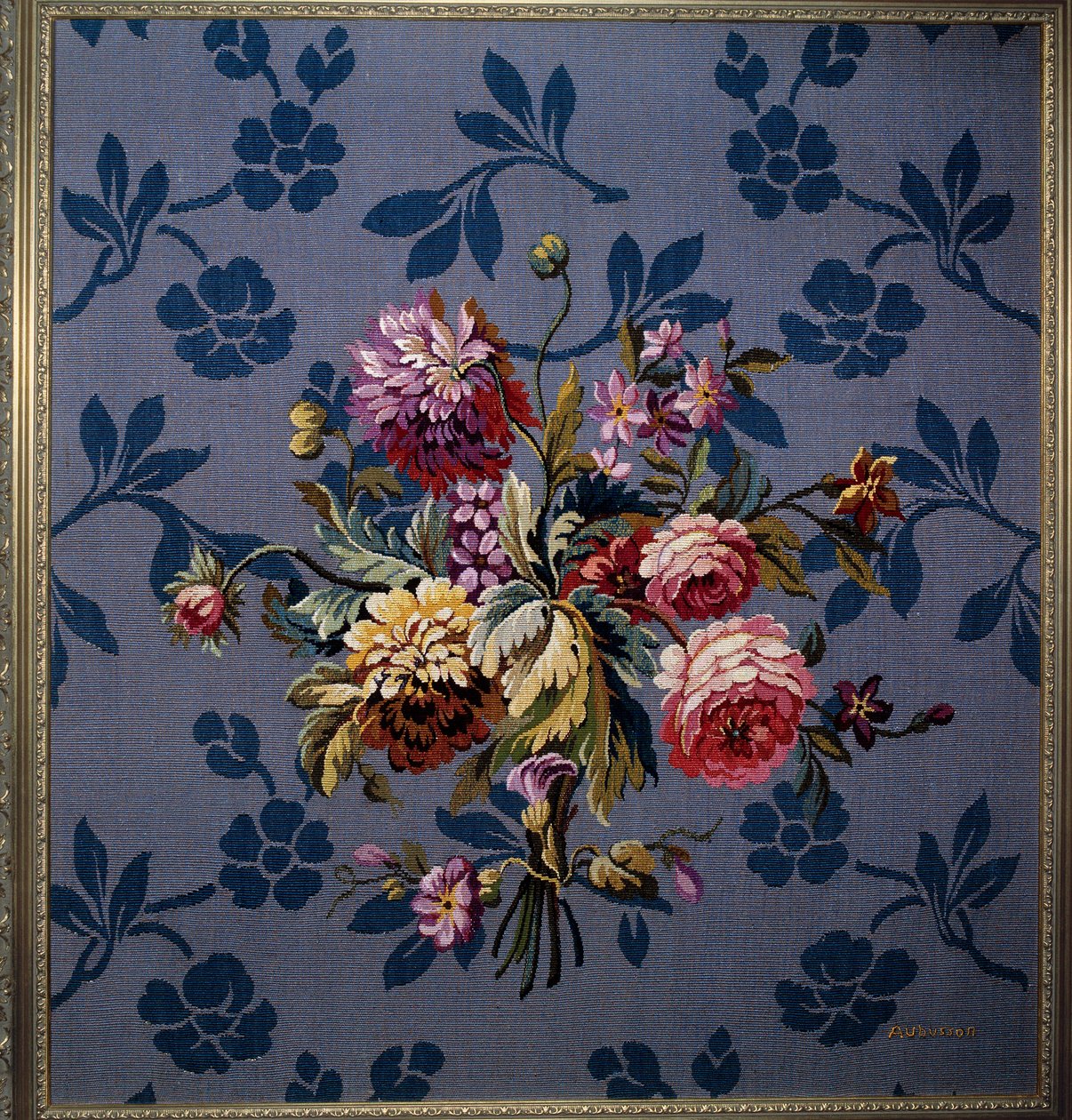 Kukkakimppu sinisellä taustalla. Aubusson-manufaktuurien kuvakudos. 1700-luvulla. Aubusson, Gobeliinimuseo tekijältä French School