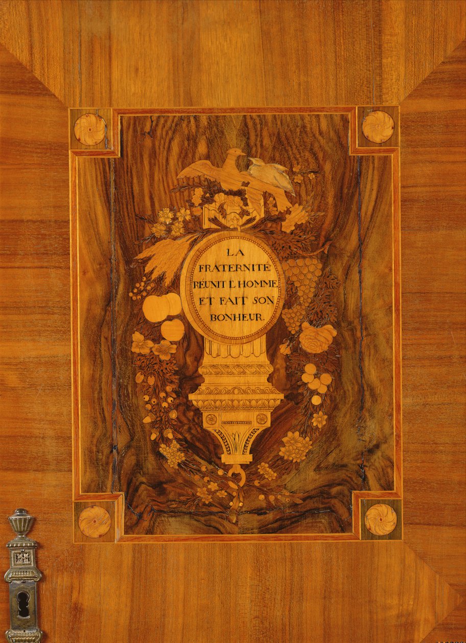 Buffet-kaappi vallankumouksellisella designilla, upotekoristeinen tunnus ja Fraternity-motto (marquetry) tekijältä French School