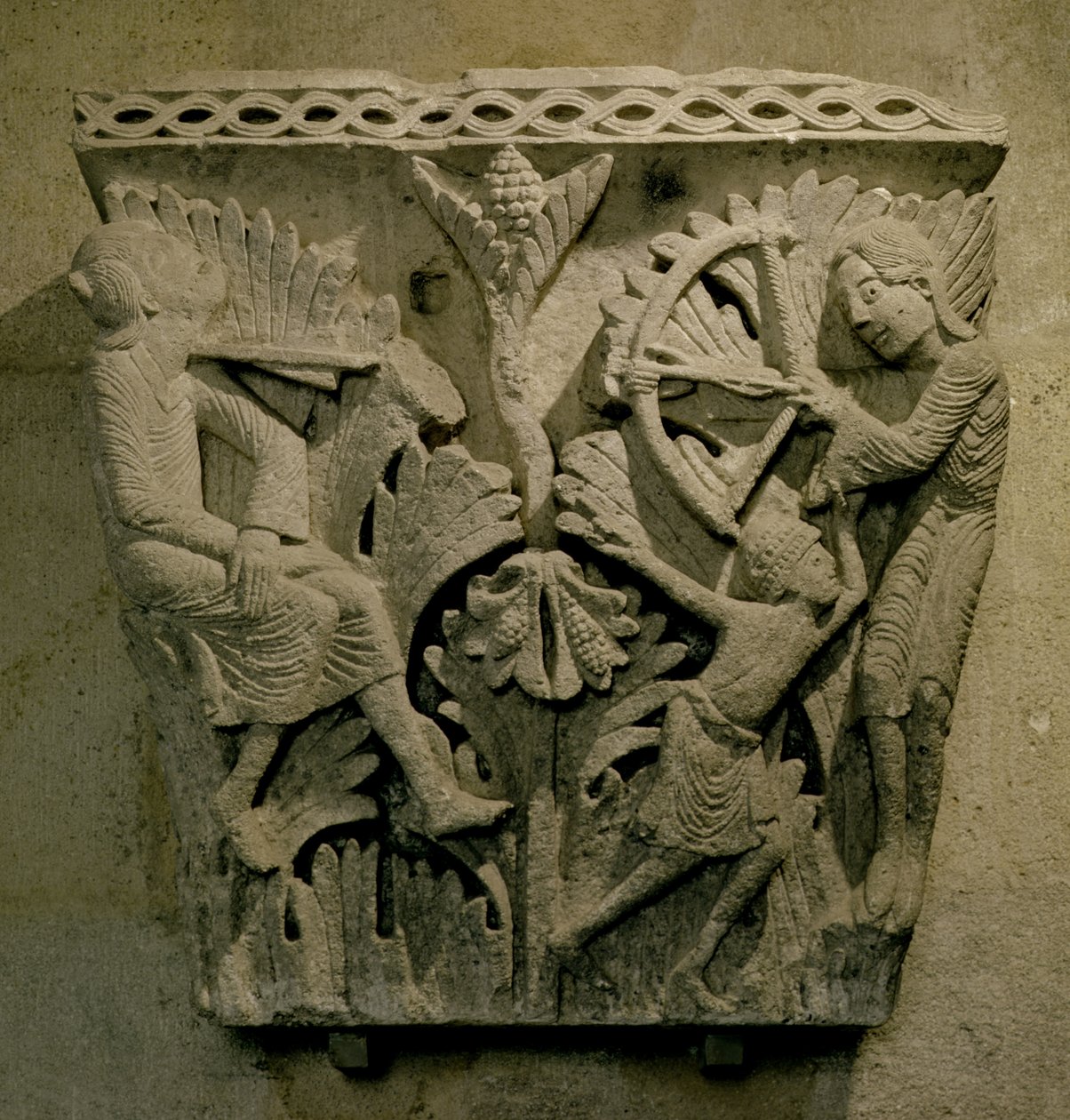 Pääkaupunki kuvaa miestä ampumassa nuolta toisen kaulaan, n. 1125-30 (kalkkikivi) tekijältä French School