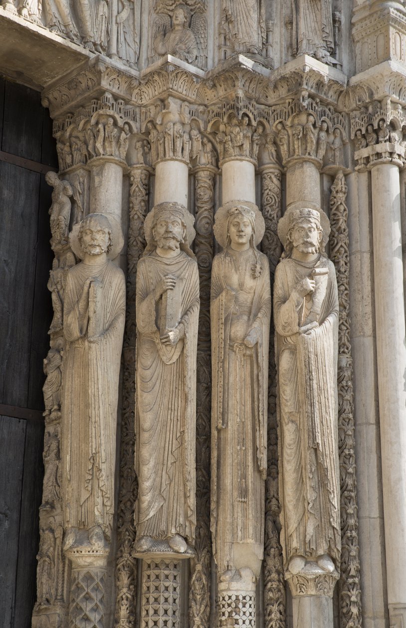Cathedrale de chartres, yksityiskohta tulipalosta oikealla kuninkaallisen portin keskilahdella, vasemmalta oikealle, profeetta, kuningas Daavid, kuningatar, Salomo tekijältä French School