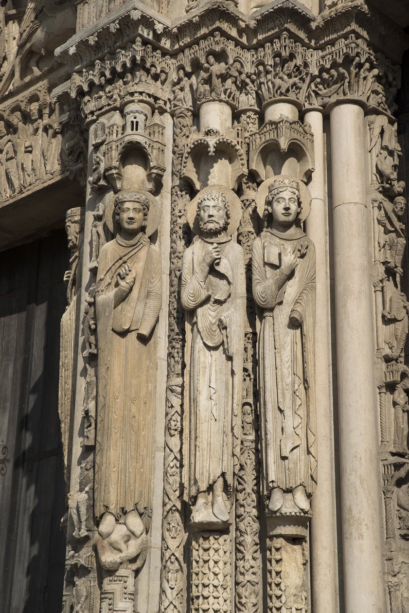 Cathedrale de chartres, yksityiskohta lahden vasemmasta purskeesta kuninkaallisen portin oikealla puolella, vasemmalta oikealle, kuningas, Roland, Louis vii tekijältä French School