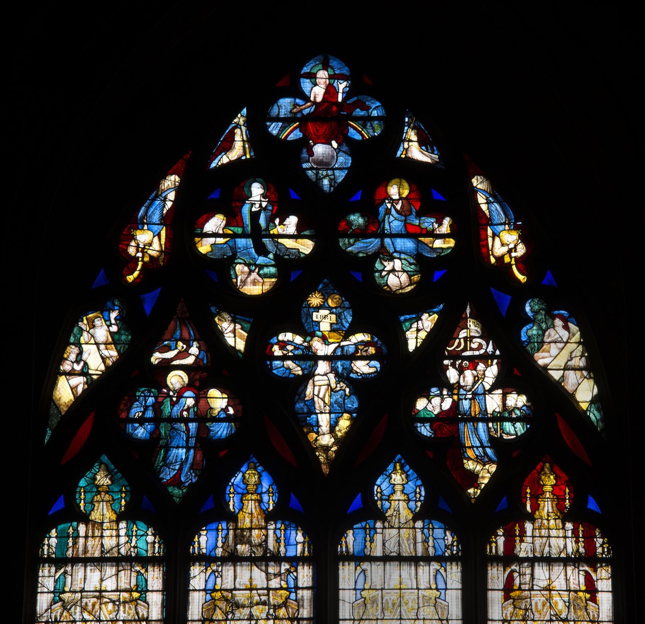 Cathedrale de chartres, lasimaalaus: Vendome-kappeli, korkeat yksityiskohdat, jotka kuvaavat Kristuksen ristiinnaulitsemista ja viimeistä tuomiota tekijältä French School