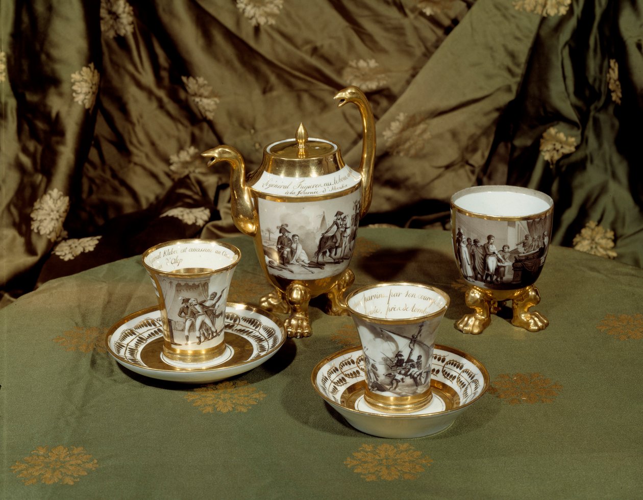 Keraaminen johtokunnan alaisuudessa. Napoleon I:n egyptiläisestä maaseudusta inspiroitunut kahvitarjoilu. 1700-luvun posliinia. Pariisi, Musee De La Legion d