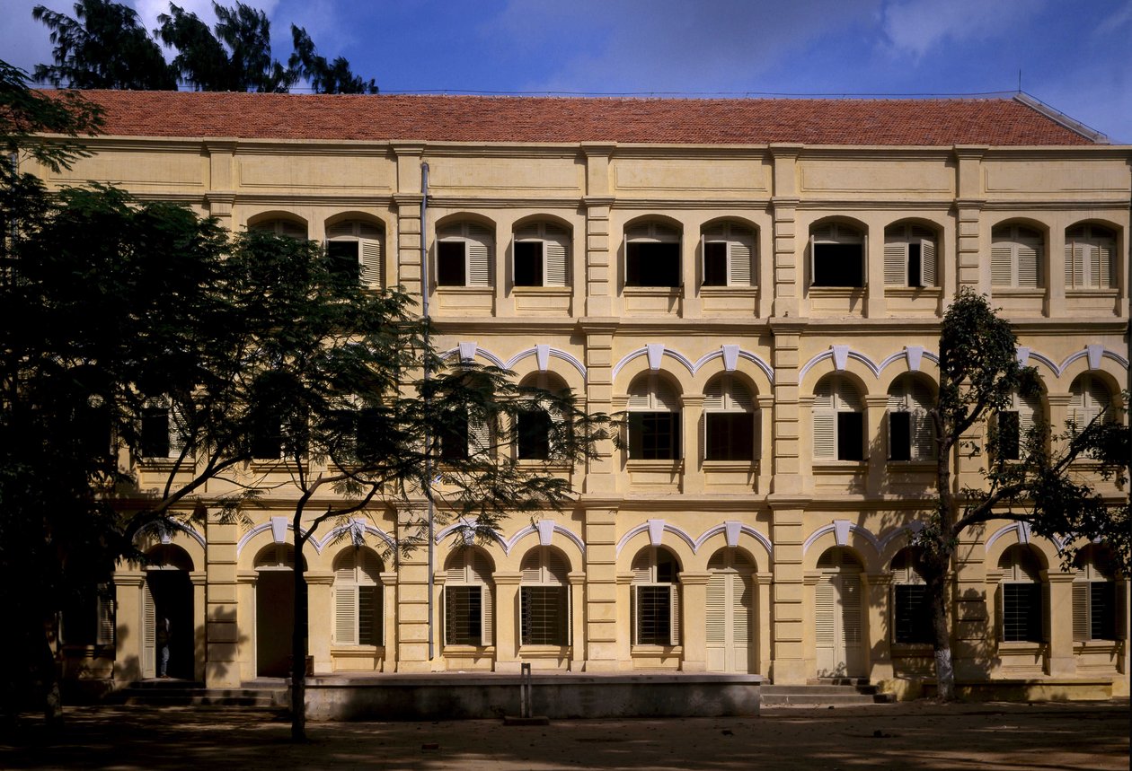 Siirtomaa-arkkitehtuuri Vietnamissa: Yksityiskohta Puginier-koulusta, Monsignor Puginierin perustama kristillinen koulu, rakennettu vuonna 1898, sotilaatyylinen arkkitehtuuri. tekijältä French School