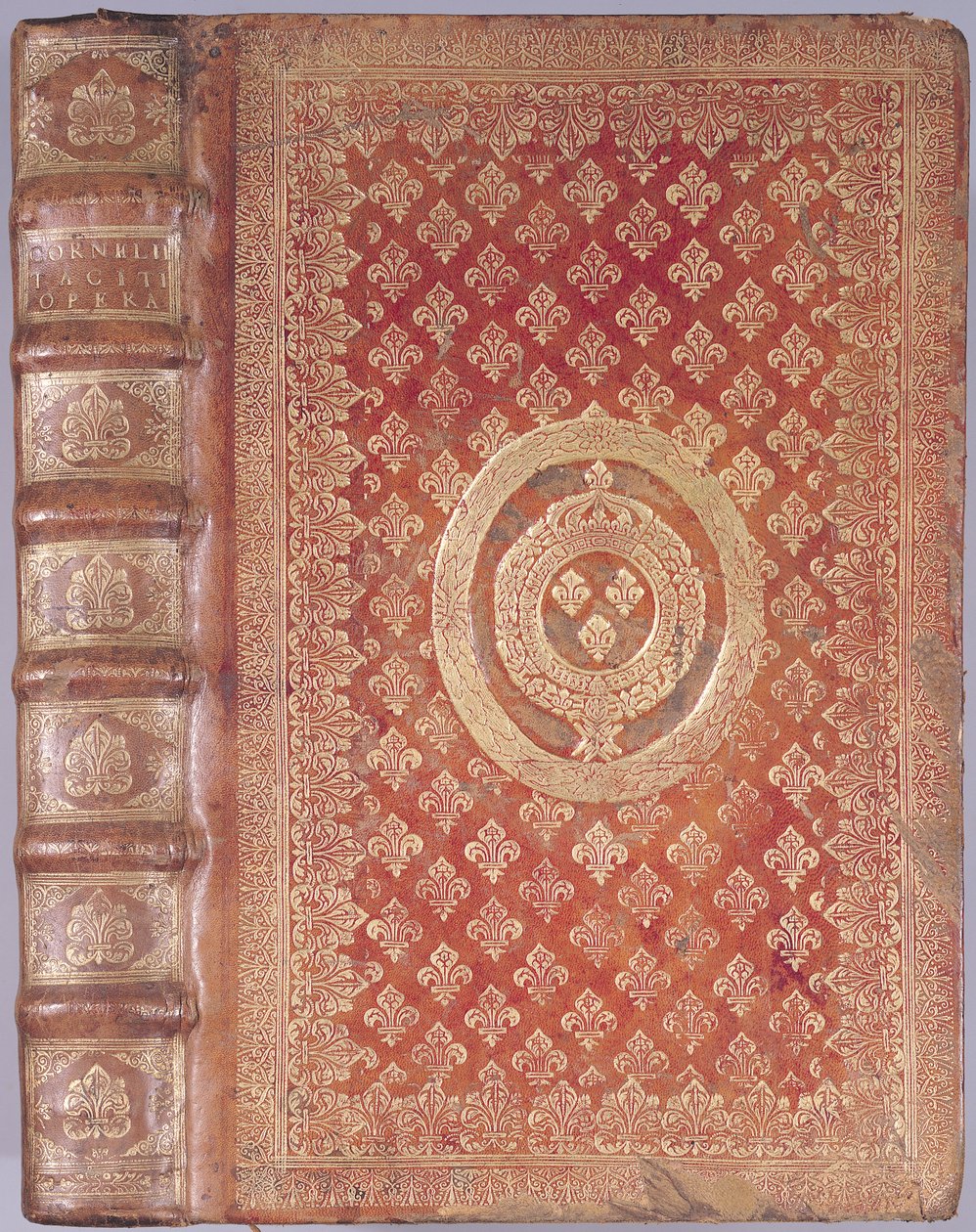 Kansi Tacituksen (55-120) teoksista Ludvig XIV:n (1638-1715) vaakunalla (kohokuvioitu nahka) tekijältä French School