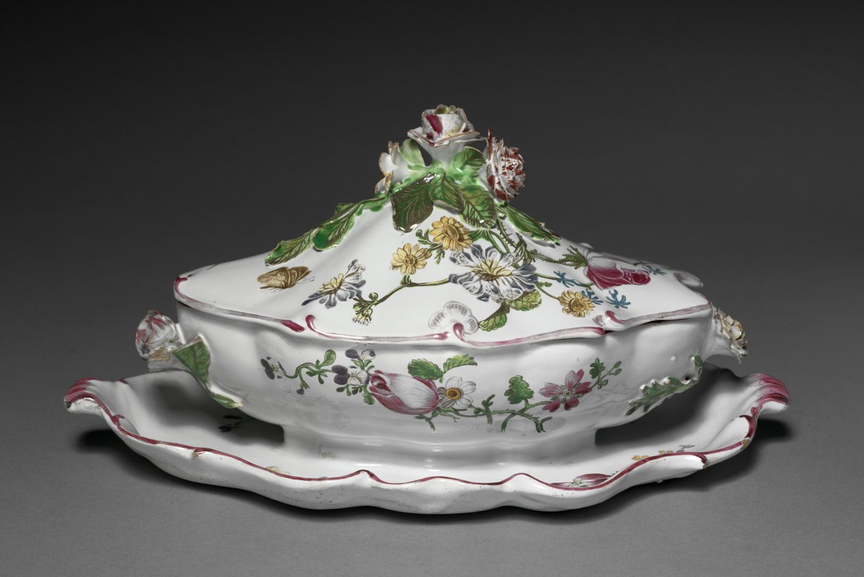 Päällystetty kastike, jossa kiinnitetty teline, valmistaja Veuve Perrin Factory, n. 1765 tekijältä French School