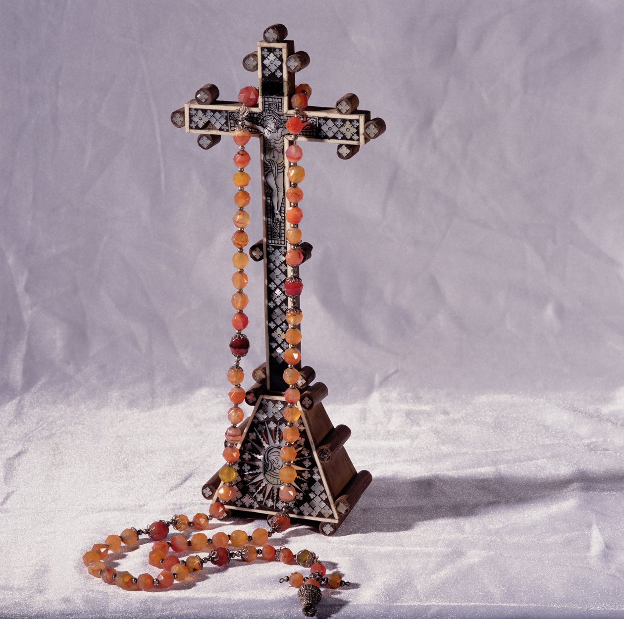 Krusifiksin ja rukouksen sanotaan kuuluneen Skotlannin kuningattarelle Marialle (1542-87) tekijältä French School