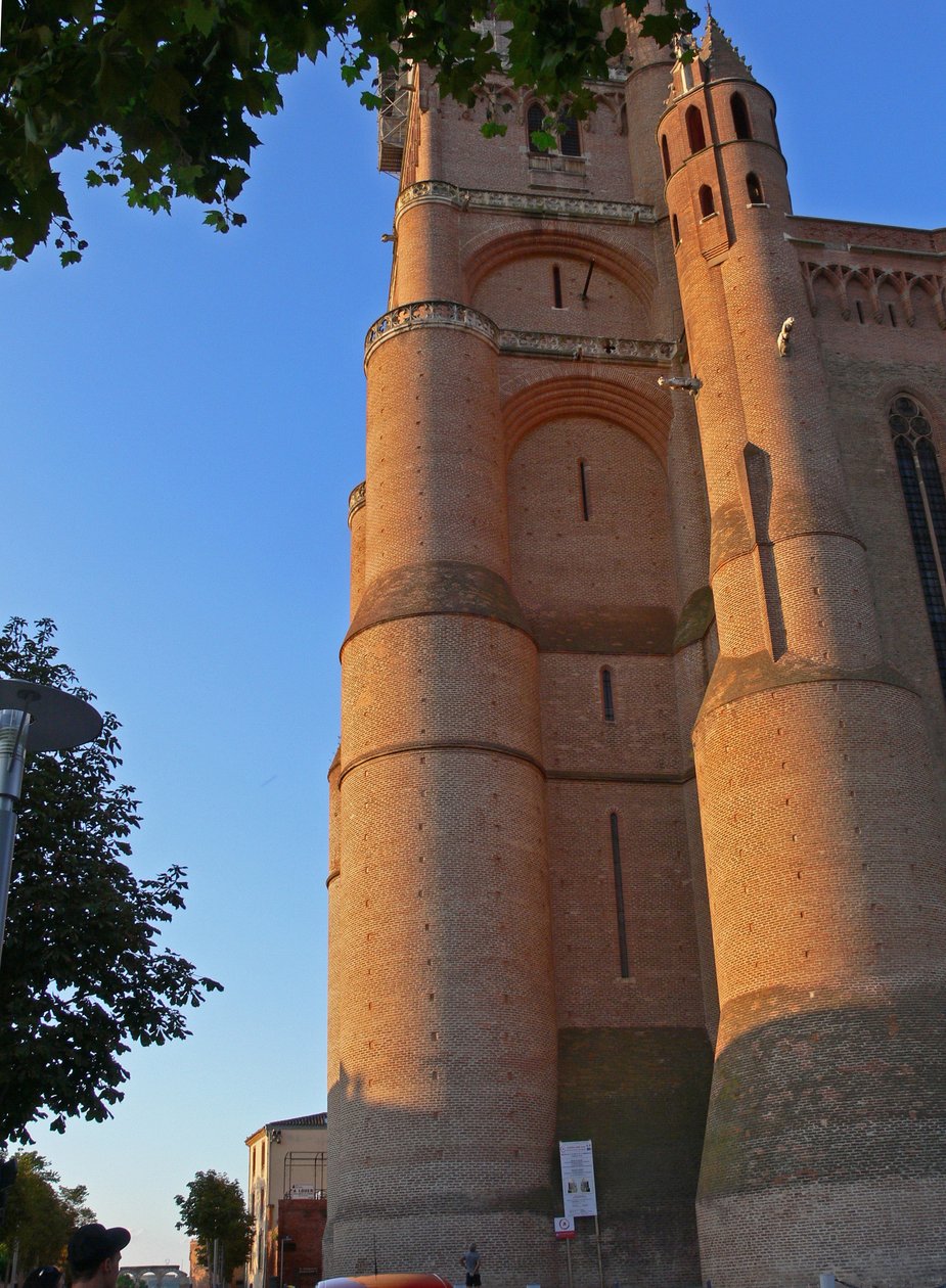Kuvaa läntistä tornia tekijältä French School