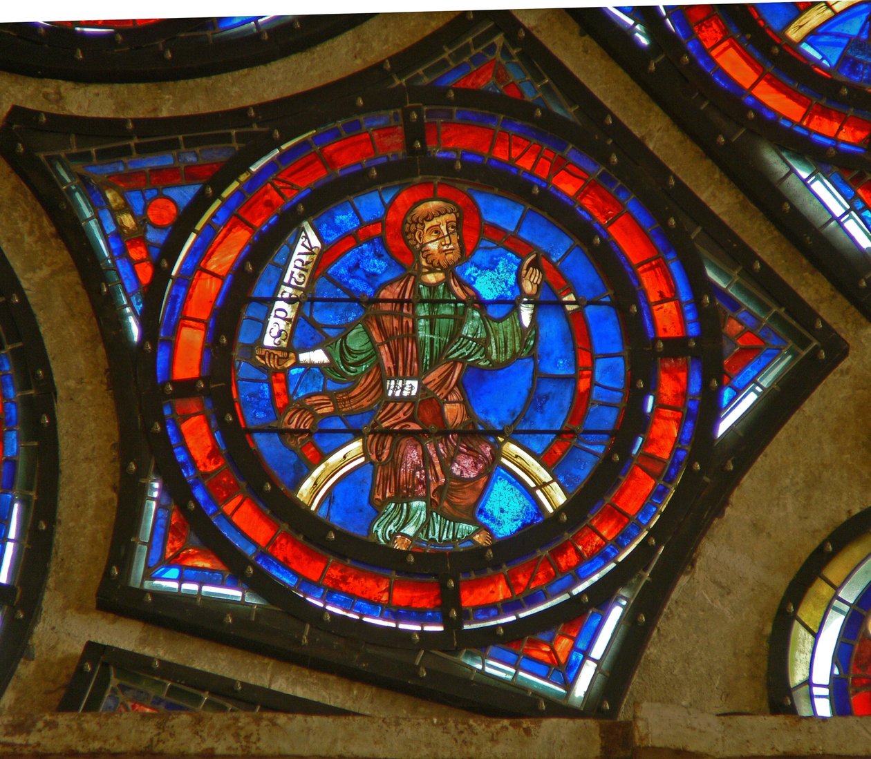 Yksityiskohta idästä ruusuikkunasta: St. Peter tekijältä French School