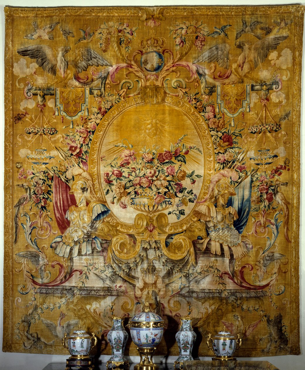 Kuninkaan gondolin ovikyltti. Louis Dupontin ateljeessa Jean Lemoynen dit Le Lorrainin kartongin mukaan tehty silkkikuvio. Noin 1682-1685. Pariisi. Louvren taidemuseo tekijältä French School