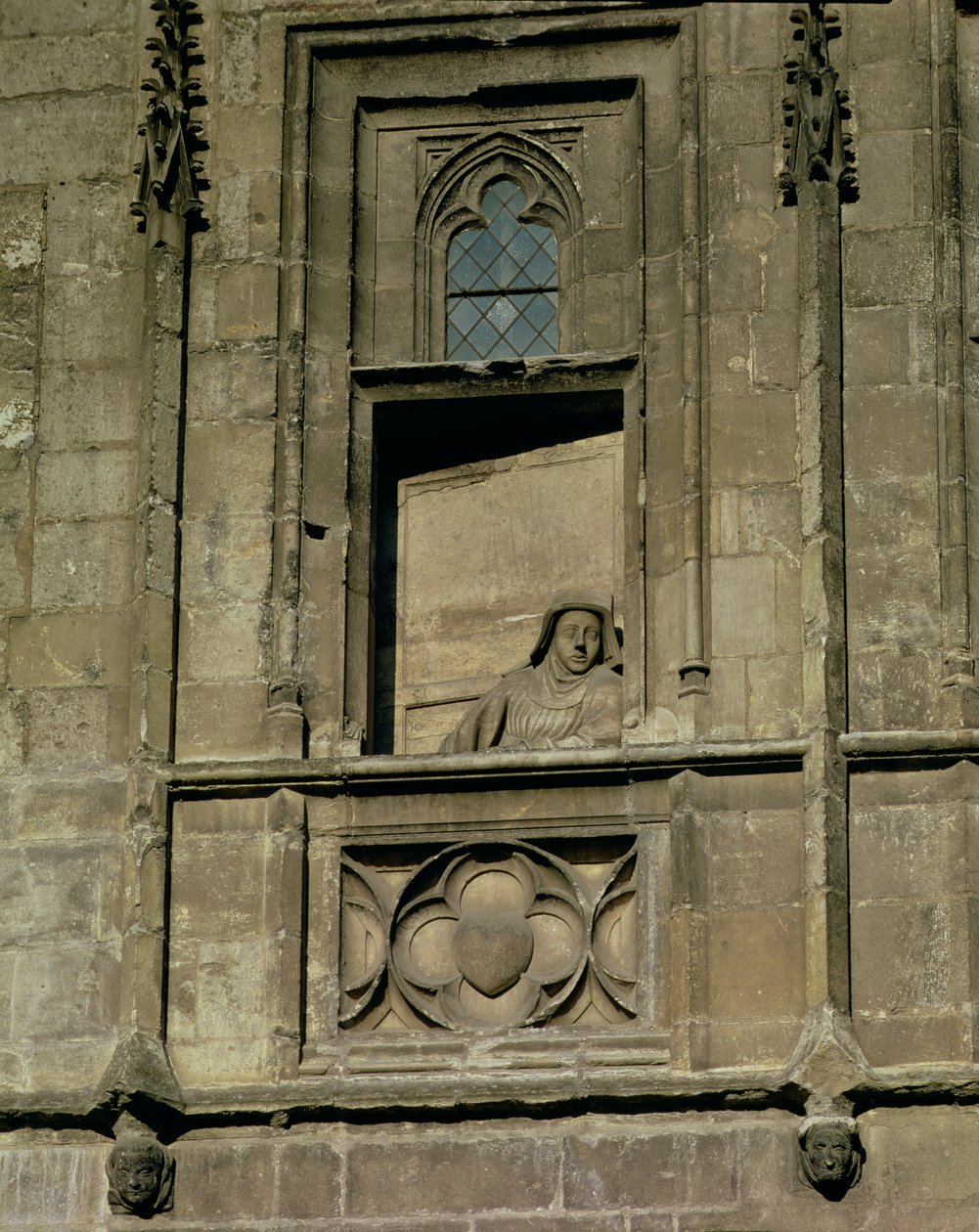 Näkyvä ikkuna sisäänkäynnin julkisivussa, jossa näkyy ulospäin katsova nainen, mahdollisesti Jacques Coeurin vaimo, 1443-51 tekijältä French School