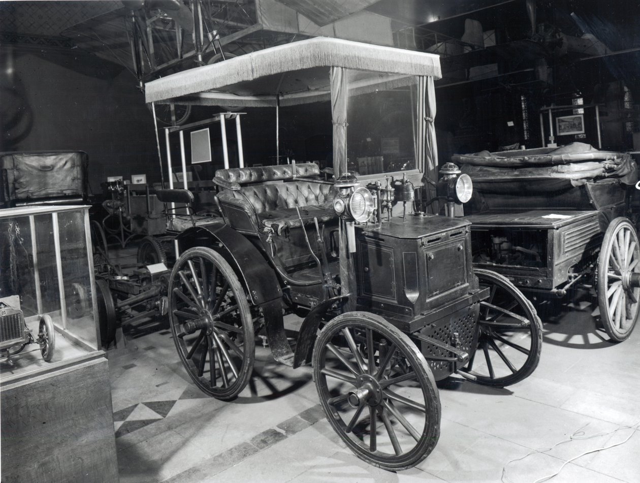 Varhainen Peugeot-auto, n. 1898 tekijältä French School