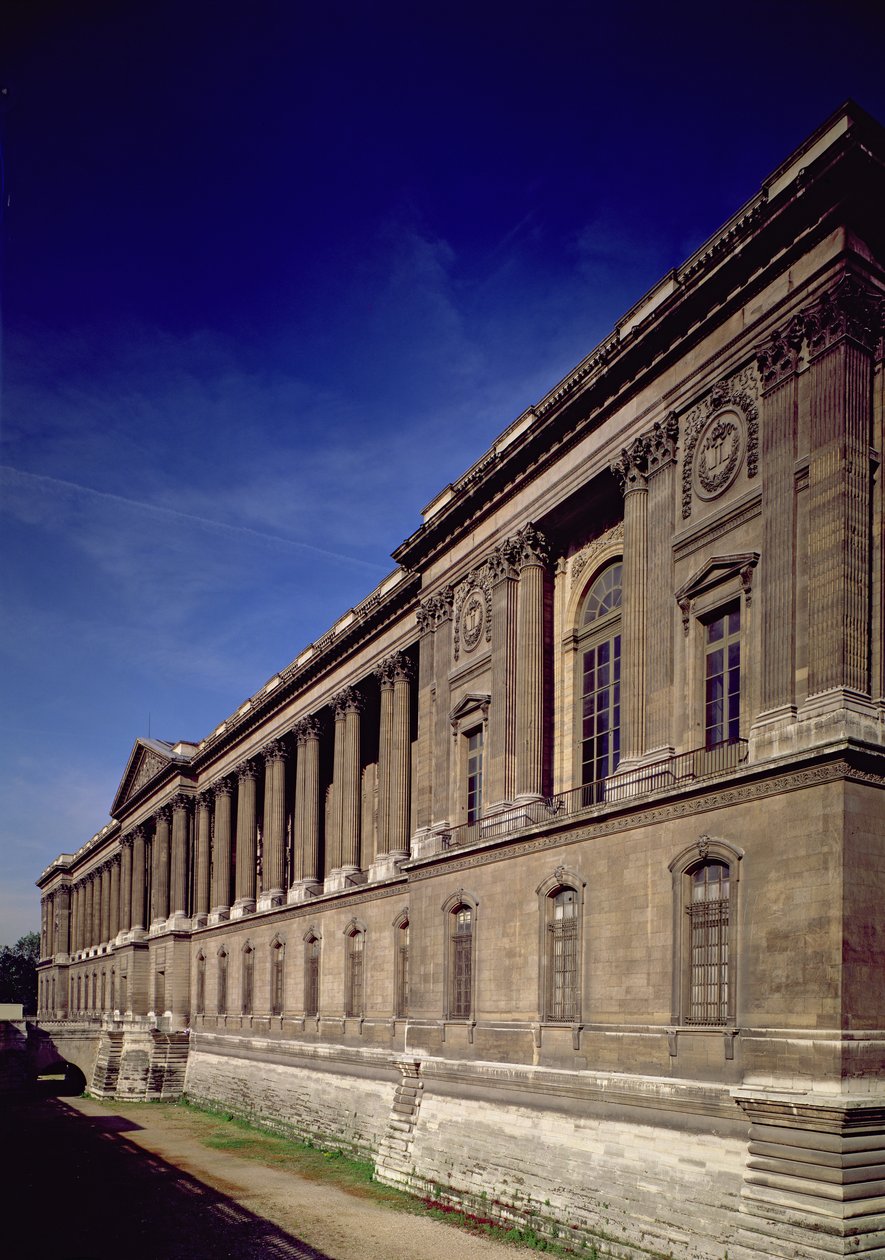 Itäjulkisivu, pääsisäänkäynti ja pylväikkö suunnitellut Claude Perrault (1613-88) ja muut, aloitettu 1678, viimeistely Jacques Germain Soufflot (1713-80) 1774 tekijältä French School