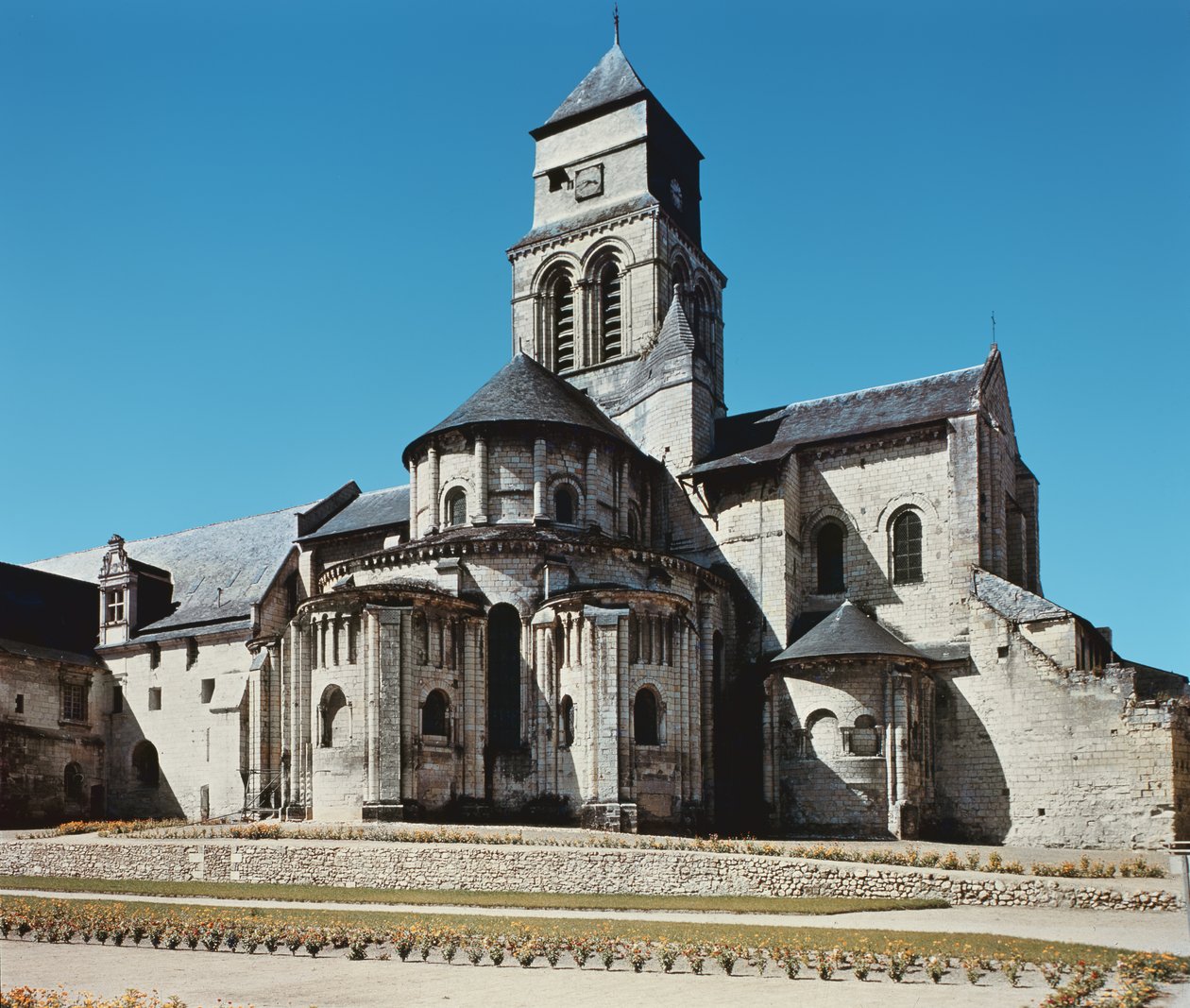 Luostarin kirkon ulkopuoli tekijältä French School
