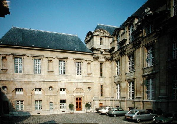 Vuonna 1584 rakennetun Lamoignon-hotellin ulkonäkymä tekijältä French School