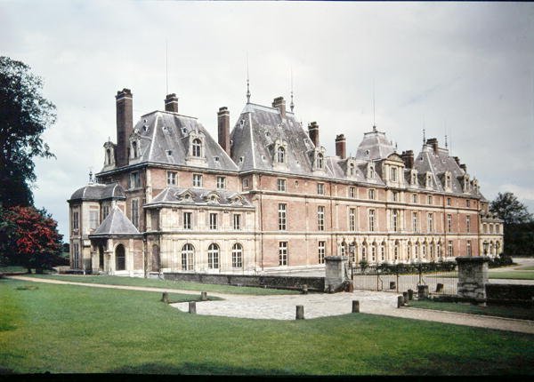 Chateau dEun julkisivu, jonka alun perin rakensi vuonna 1578 Henri de Lorraine (1549-88) Guisen herttua tekijältä French School