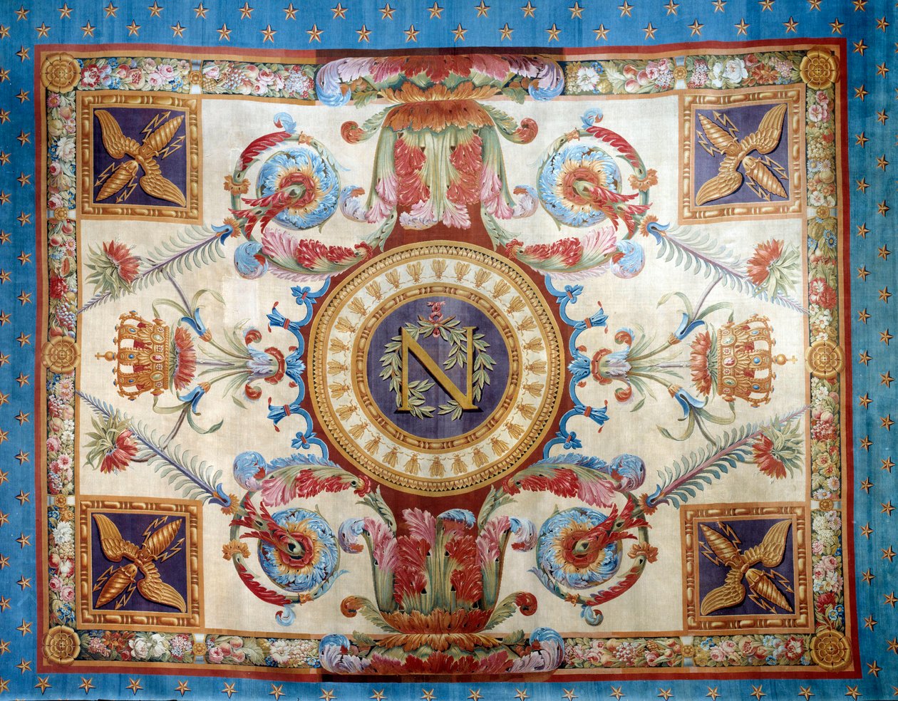 Ensimmäinen valtakunta: Palais des Tuileriesin trone-huoneen matto, jonka saippuatehdas on valmistanut. Sun 7,80 x 6,40 m. 1809 Malmaison, Musee du Chateau. tekijältä French School