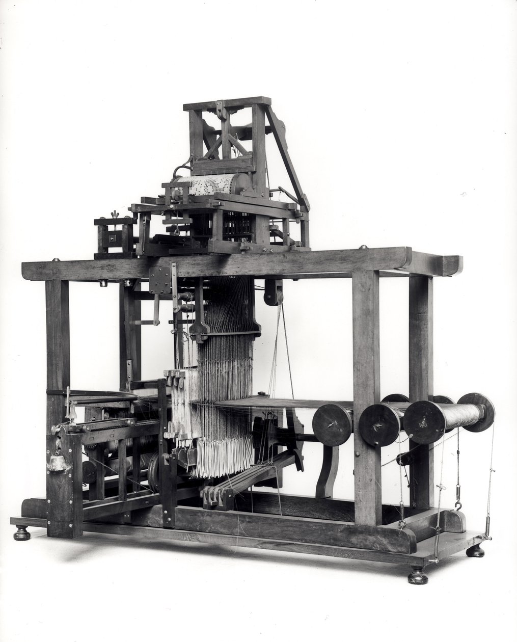 Ensimmäinen täysin automatisoitu kutomakone, jonka keksi Jacques de Vaucanson (1709-82) n. 1745 tekijältä French School