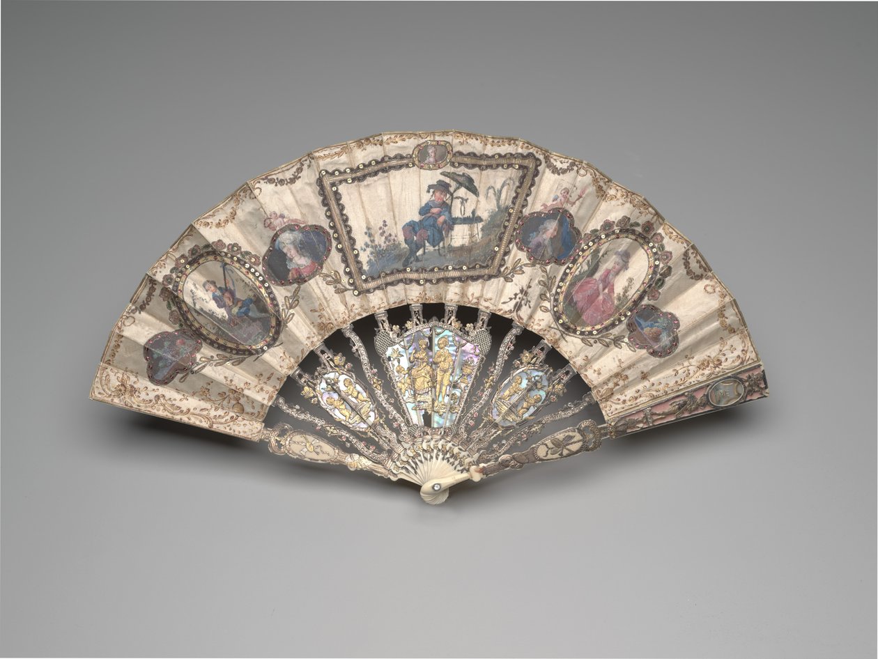 Taittuva tuuletin chinoiserie-kohtauksella, muotokuvia, pastoraalihahmoja ja asetelmia, noin 1780-luku (norsunluu, kultaus, helmiäinen, lasi tai vuorikristalli ja tahnahelmi (myöhemmin)) tekijältä French School