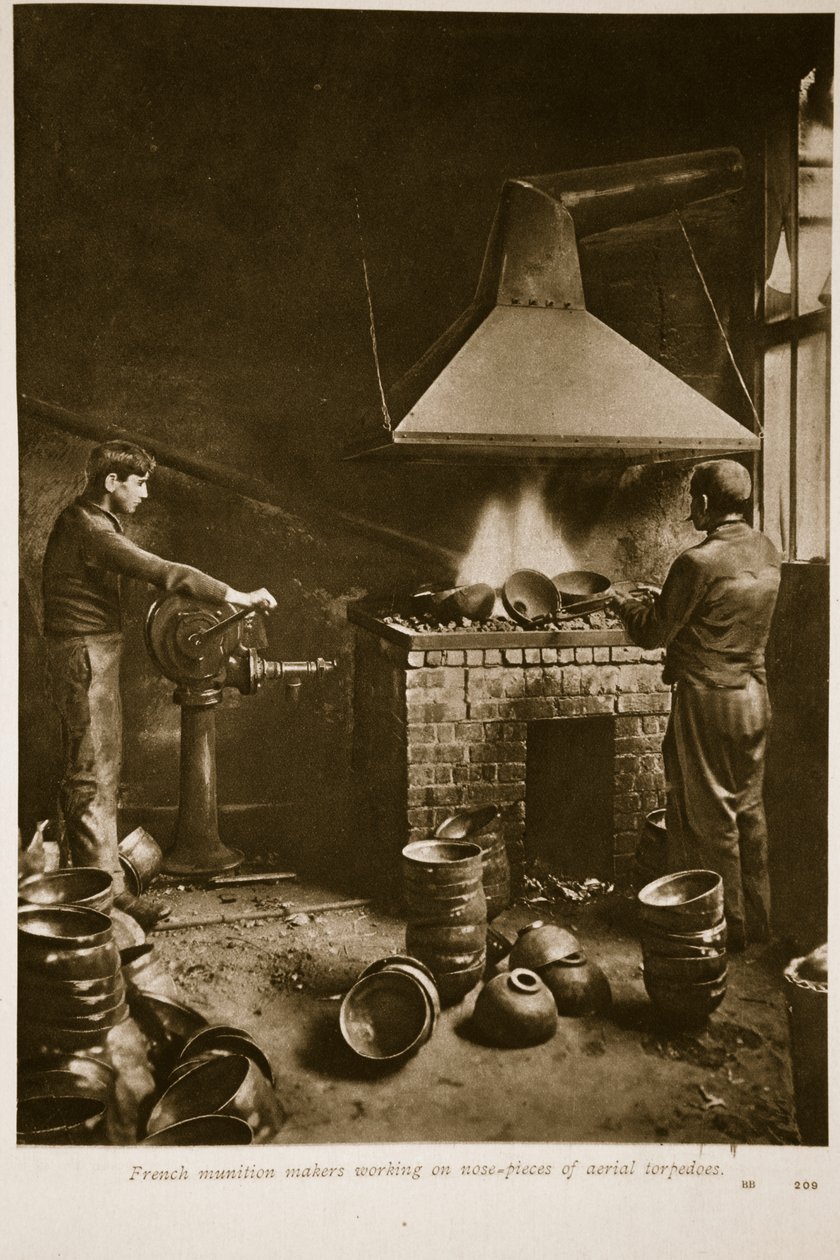 Ranskalaiset sotatarvikevalmistajat työskentelivät ilmatorpedojen nokkakappaleiden parissa, 1914-1919 tekijältä French School