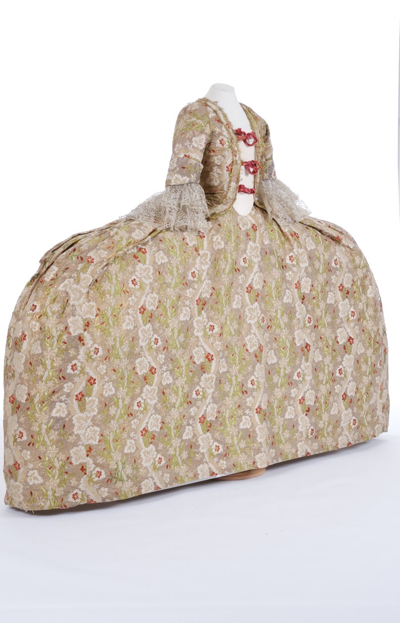 Edestä katsottuna hovimekko, 1760-luku (ranskalainen silkki & kulta ja värillinen lanka) tekijältä French School