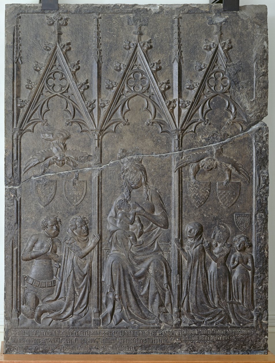 Sacquespee-suvun hautausstela St. Nicaisen hautausmaalta Arrasista, 1376 (tournai-kivi) tekijältä French School