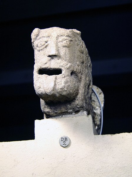 Gargoyle, jonka kieli roikkuu tekijältä French School