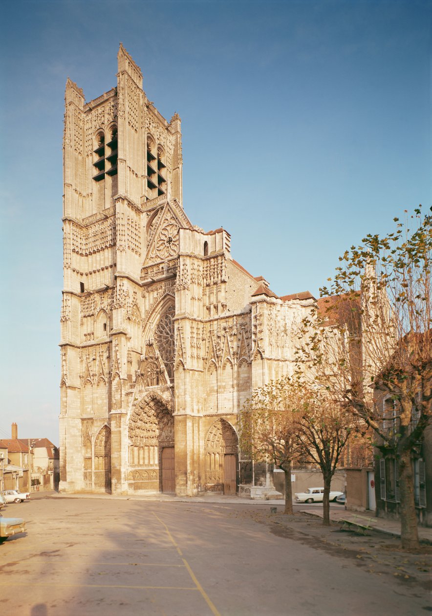 Yleisnäkymä länsijulkisivulle, rakennettu 1200-1300-luvulla tekijältä French School