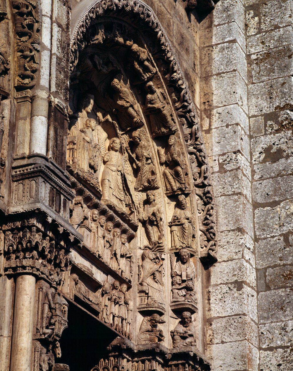 Goottilainen taide: "" yksityiskohta Notre Dame de Chartresin basilikan kuninkaallisen portaalin tympanista tekijältä French School