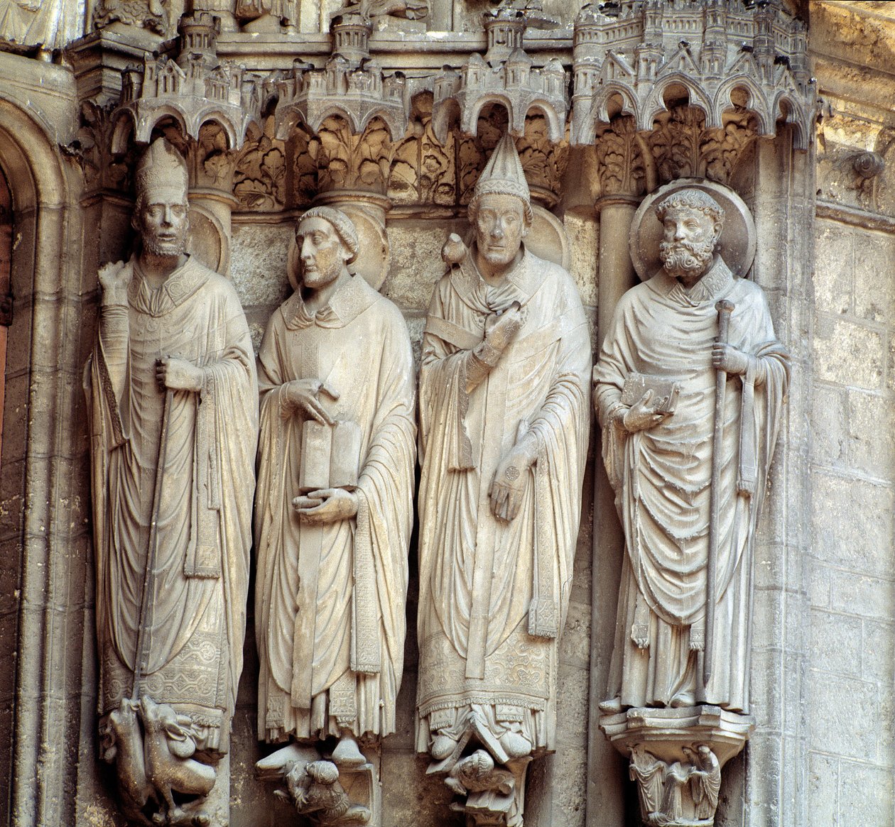 Goottilainen taide: "" edustaa Saint Martinia, Saint Jerome, Saint Gregoire I ja Saint Avit Wien"" Basilica Notre Dame de Chartresin eteläisen portaalin keskilahti tekijältä French School