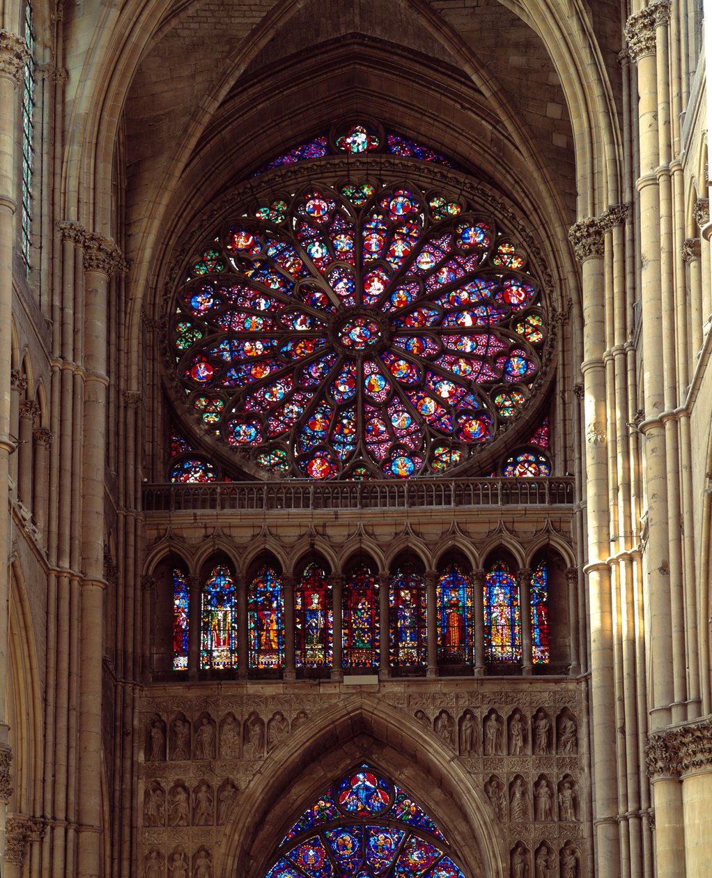 Goottilainen arkkitehtuuri: näkymä Reimsin katedraalin Notre-Dame (Notre Dame) ruusukkeelle, joka on tehty 1200-luvulla. Reims, Marne tekijältä French School