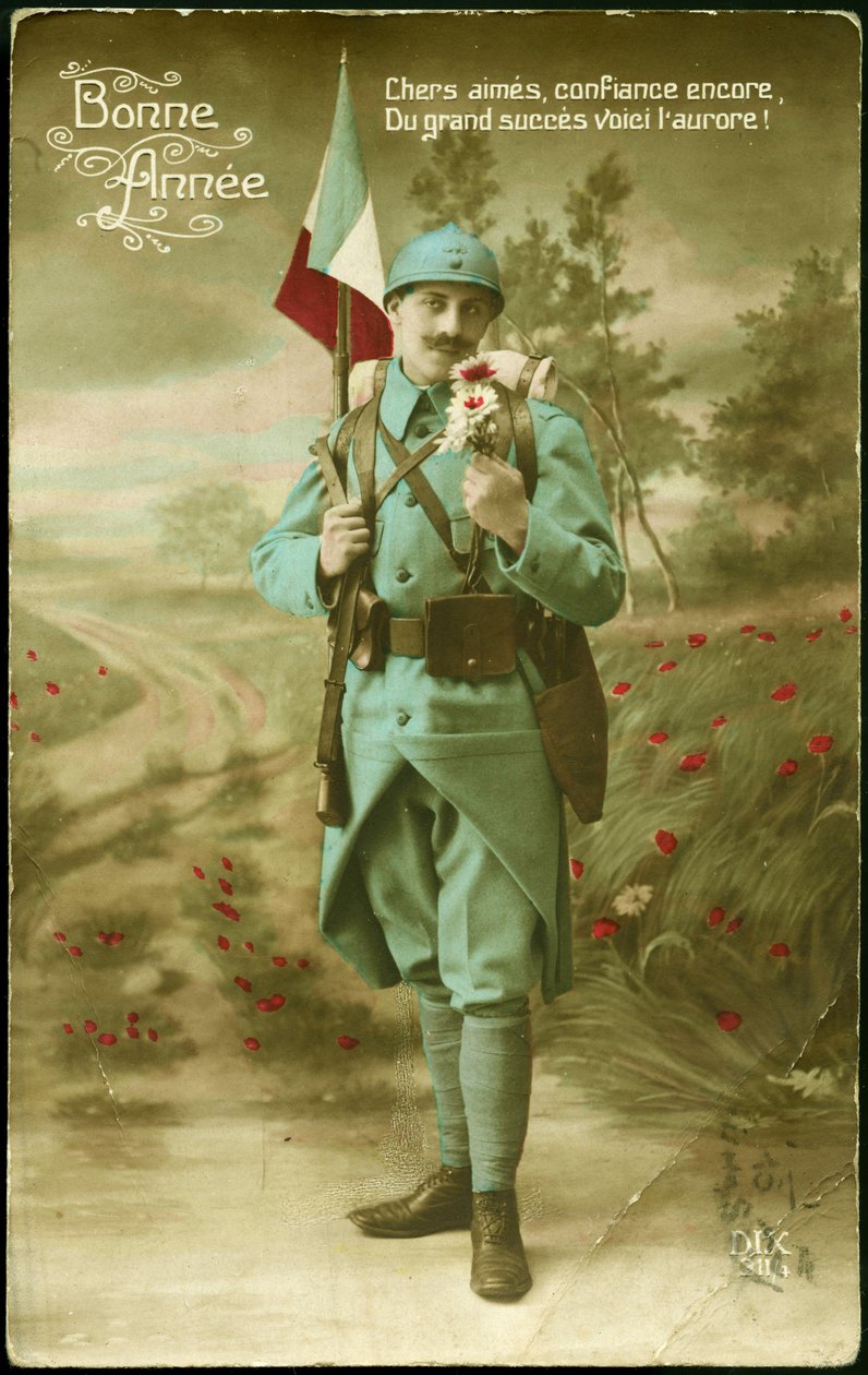 Tervehdyspostikortti vuodelle 1916. Sotilas kantaa aseella Ranskan lippua ja nöyryyttää kukkakimpun tuoksua maalaismaisemassa. Värillinen postikortti vuoden 1916 toivotuksiin. tekijältä French School