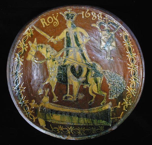 Suuri pyöreä astia, joka kuvaa Louis XIV:tä (1638-1715) hevosen selässä, 1688 (keraaminen) tekijältä French School