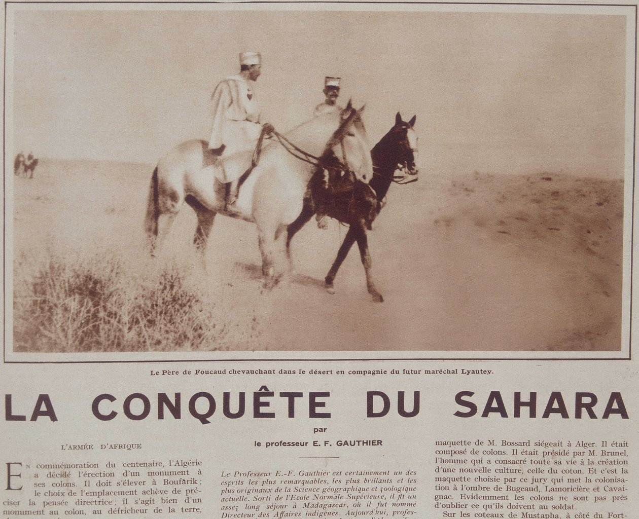 Le Pere Charles de Foucauld (1858-1916) ratsastaa autiomaassa tulevan marechal Hubertin (Louis-Hubert-Gonzalve) Lyauteyn (1854-1934) kanssa - "" Vussa", joulukuu 1929 tekijältä French School