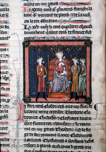 MS.782 Childeric II (n. 650–675), Clodomir (n. 495–524) ja mahdollisesti Theodoric, edustettuna kuningas Clotaire I:n (n. 497–561) suojeluksessa, istuu valtaistuimella, pienoismalli Chroniques de Saint-Denis (vellum) tekijältä French School