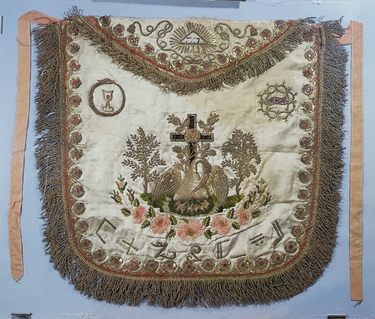 Vapaamuurarien esiliina erilaisilla symboleilla (kirjailtu silkki) tekijältä French School