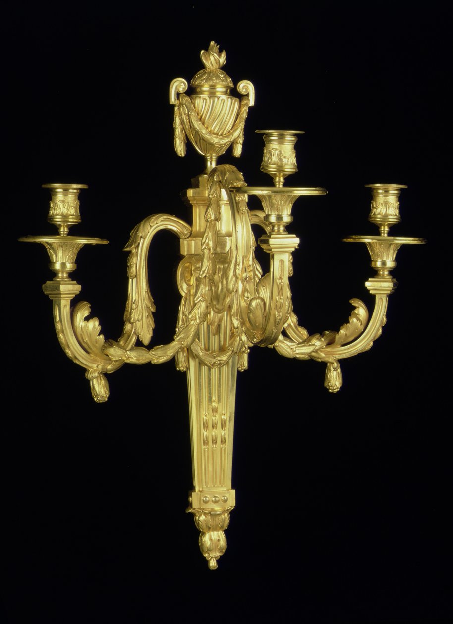 Yksi Louis XVI:n kolmihaaraisista seinävalaisimista, n. 1775 (ormolu) tekijältä French School