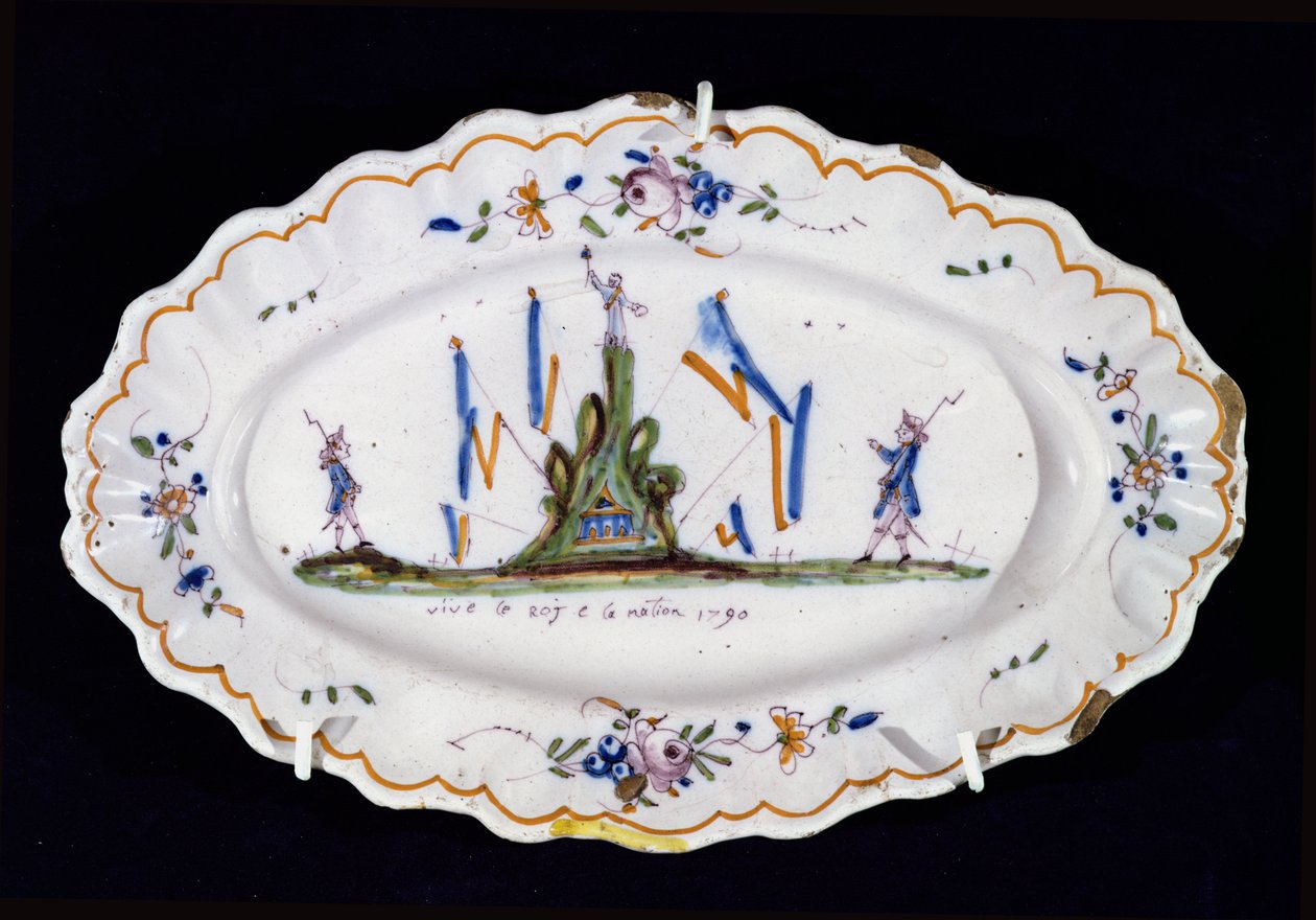 Soikea lautanen tekstillä Vive le Roi et la Nation 1790, Nevers workshop, (keraaminen) tekijältä French School
