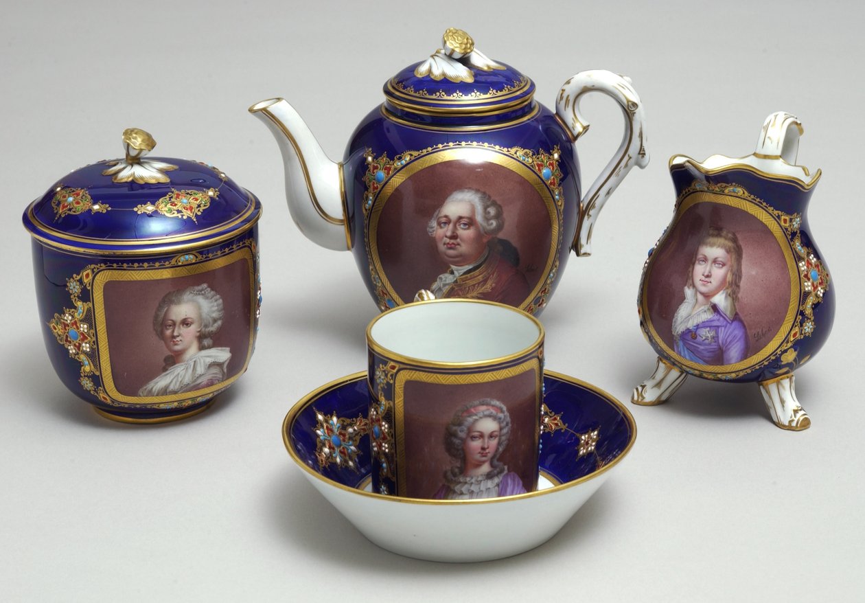 Osa teetarjoilua, jossa on Ludvig XVI:n (1754–1793) ja Marie Antoinetten (1755–93) muotokuvia, Sevres, Ranska, n. 1789 (posliini) tekijältä French School