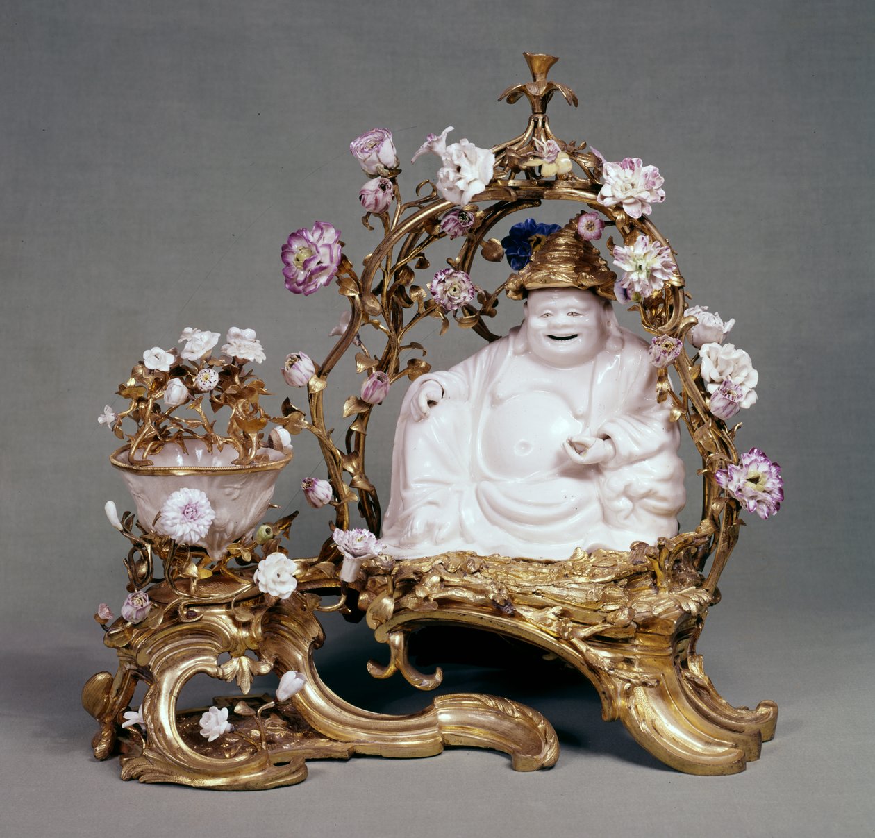 Hajuvesivalmistaja (Cassolette) 1745-49 (kiinalainen posliini, pehmeätahnainen posliini ja ormolu) tekijältä French School
