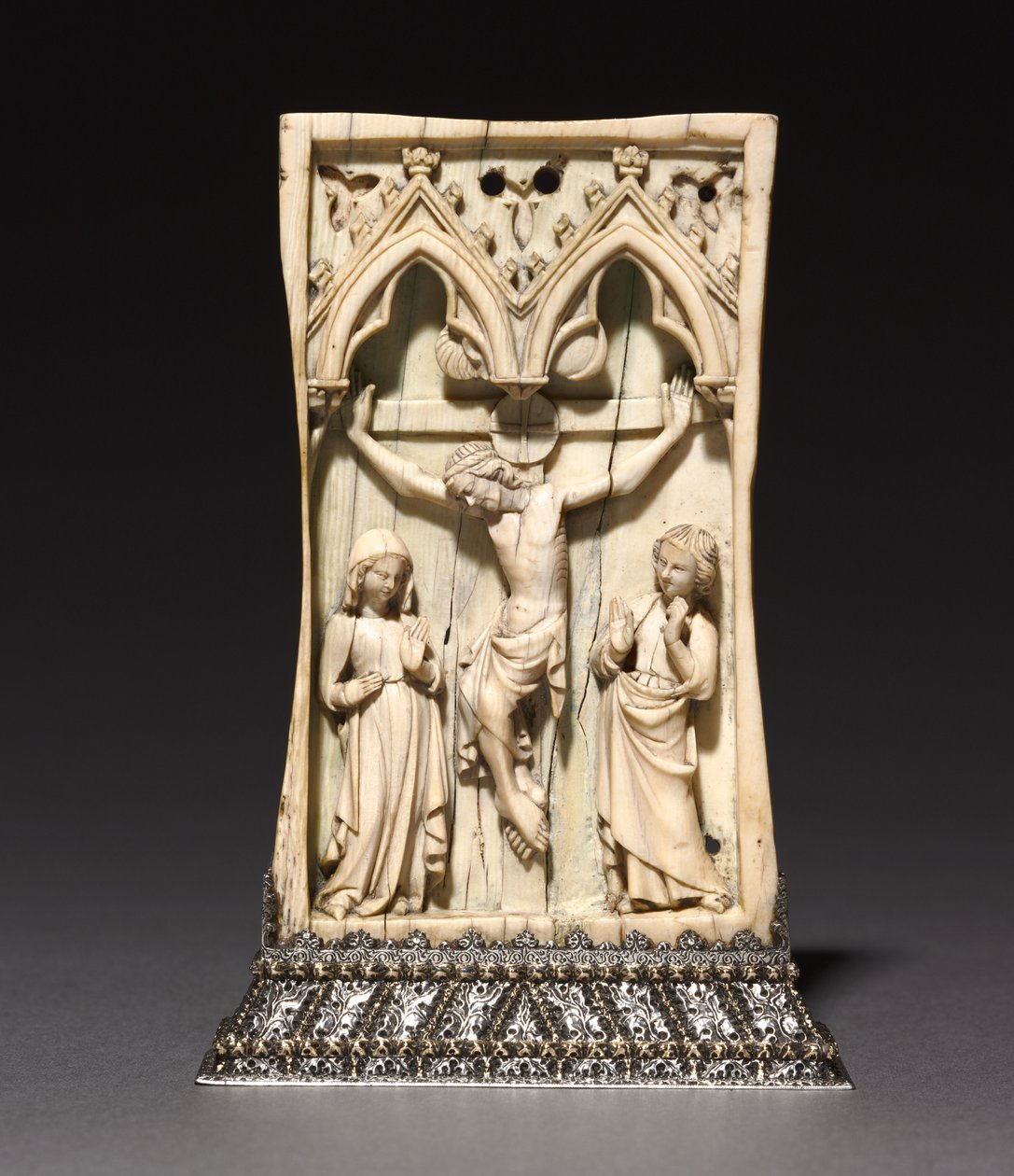 Plakki: Crucifixion, ranska tai englanti, n. 1345-1365 (norsunluu, asennettu hopeatelineeseen (vuoden 1919 jälkeen)) tekijältä French School