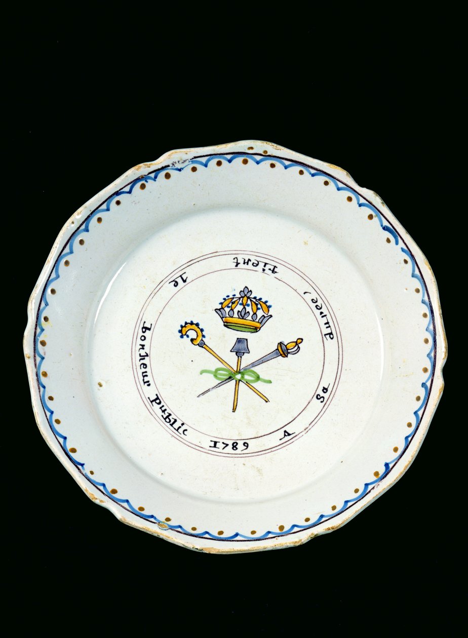 Kolmella ritarikunnalla koristeltu lautanen kuninkaan kruunun alla, 1789 (keraaminen) tekijältä French School