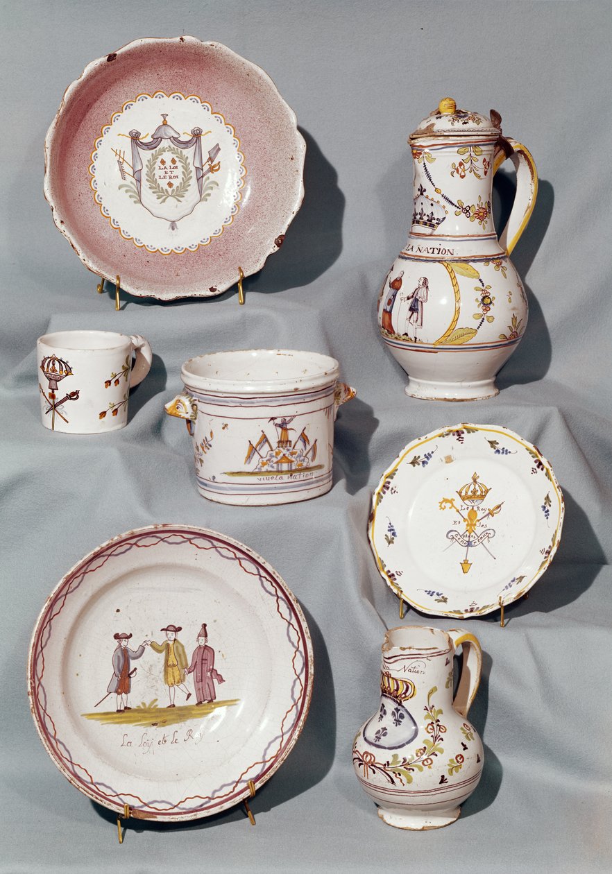 Lautaset, astiat, kannut, muki ja écuelle, joihin on kaiverrettu aiheita ja iskulauseita Ranskan vallankumouksen varhaiselta monarkialta, 1700-luvun lopulta (fajanssi) tekijältä French School