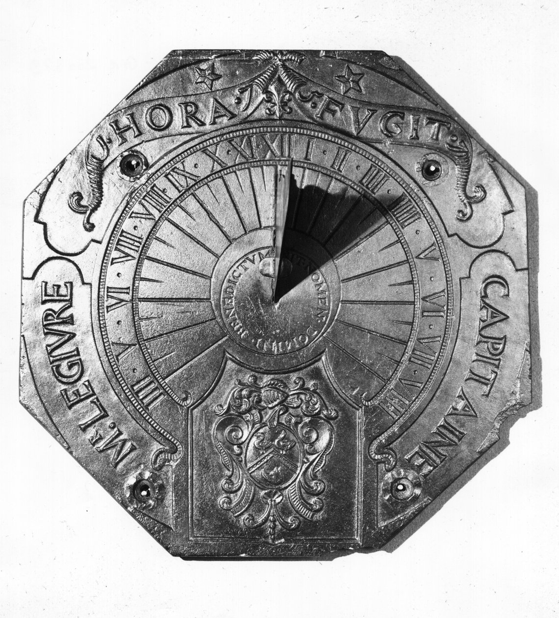 Kannettava aurinkokello, Sierkin linnasta (Mosel) 1756 (liuskekivi) tekijältä French School