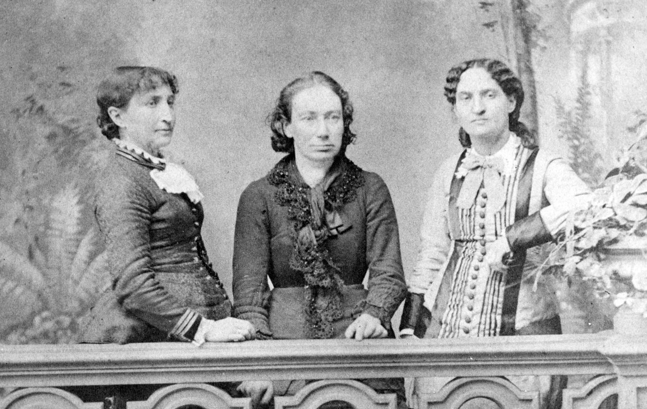 Louise Michelin muotokuva Marie Ferren ja Paule Minckin välillä - 1871 - tekijältä French School