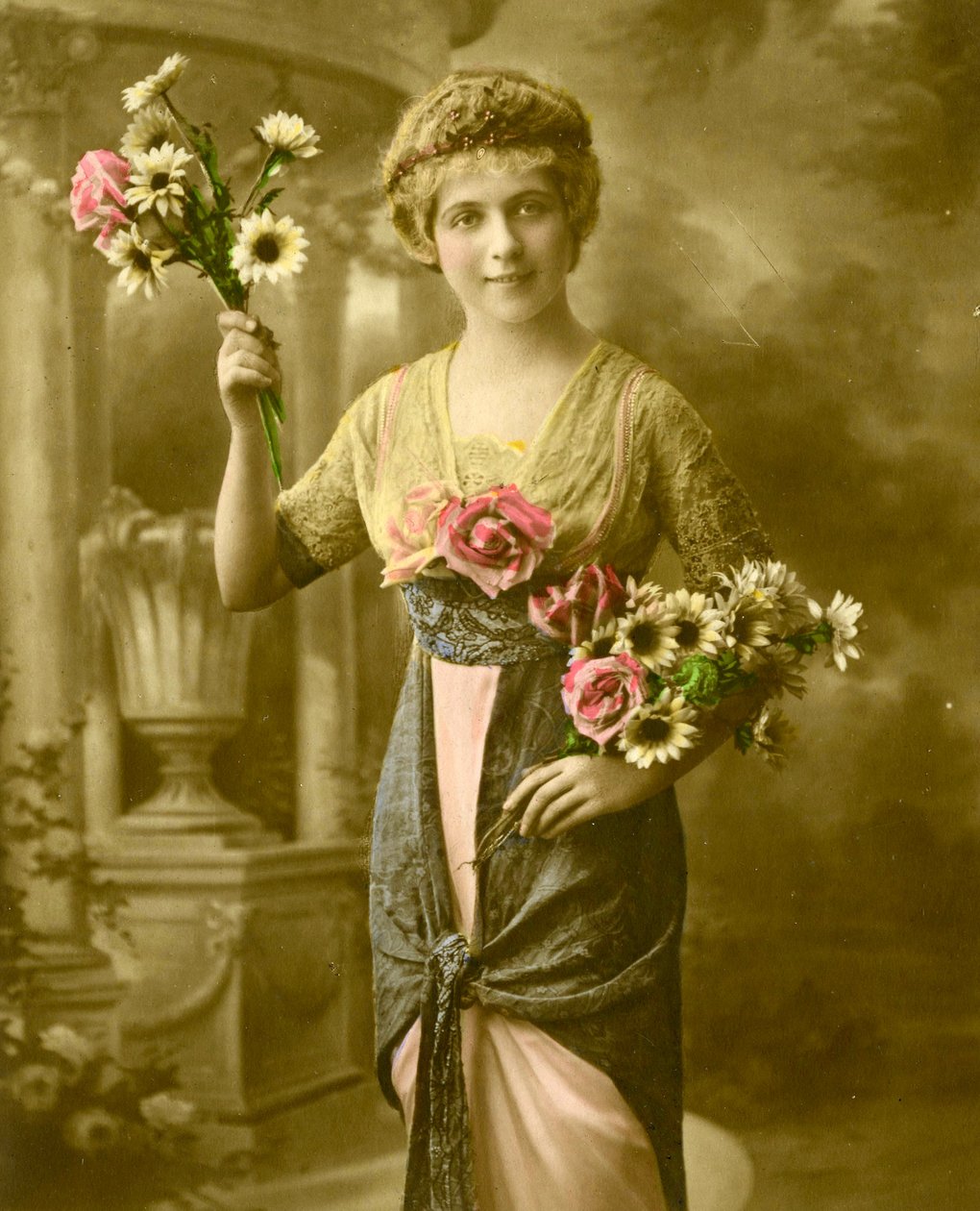Muotokuva naisesta, jolla on kukkakimppu n. 1898 (käsin sävytetty kuva) tekijältä French School