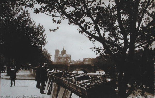 Postikortti, joka kuvaa bouquinisteja Quai de la Tournellen varrella Pariisissa, n. 1930-40 tekijältä French School