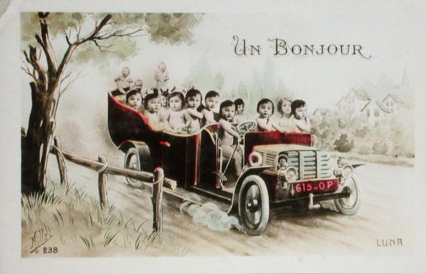 Postikortti, jossa on Un Bonjour, auto täynnä vauvoja, ennen 1914 (värilitho) tekijältä French School