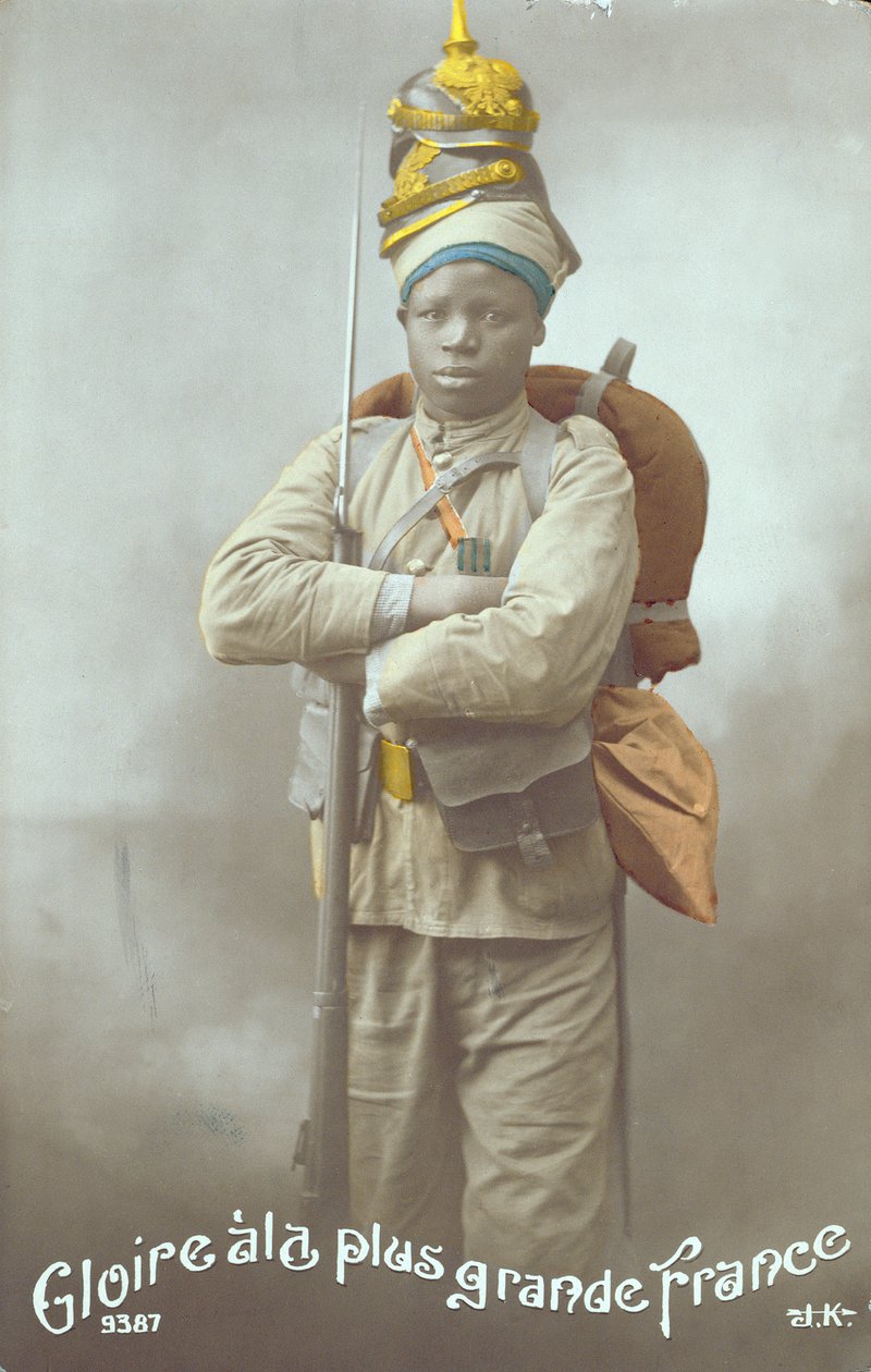 Senegalilaista sotilasta kuvaava postikortti vuodelta 1915 (värikuva) tekijältä French School