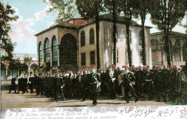 Postikortti, joka kuvaa sulttaani Mehmet V:n (1844-1918) vihkimistilaisuutta toukokuussa 1909 (värillinen kuva) tekijältä French School